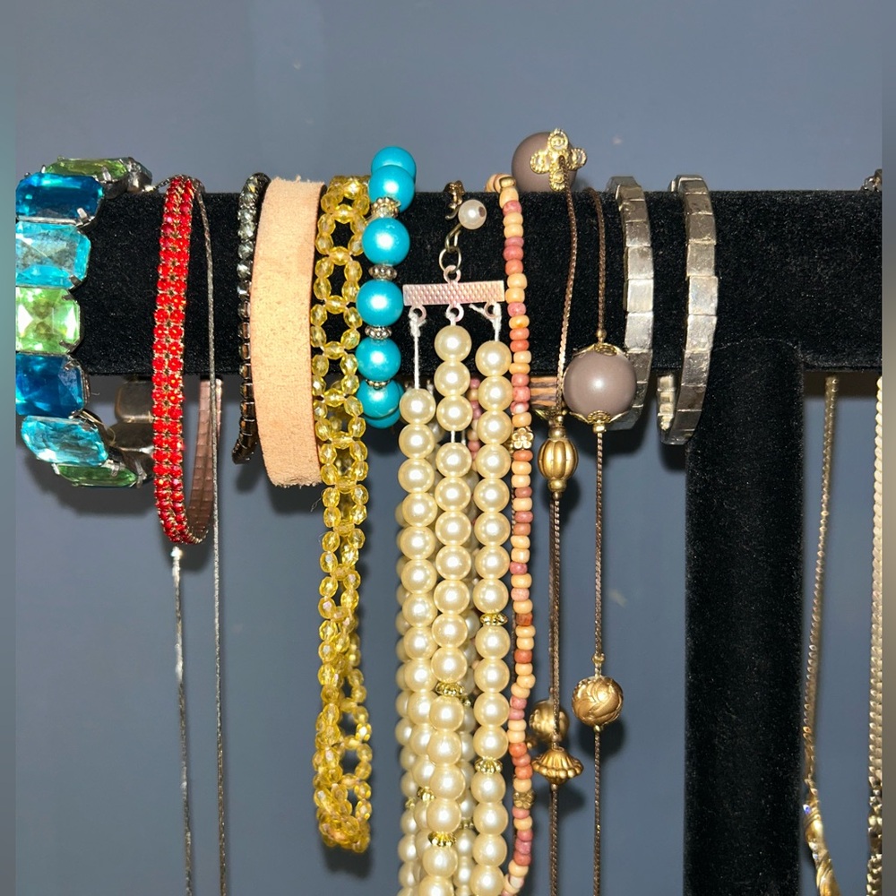 Vintage Estate Jewelry Lot Bundle with Black Velvet Display Stand Jewelry Bundle - Picture 4 of 12